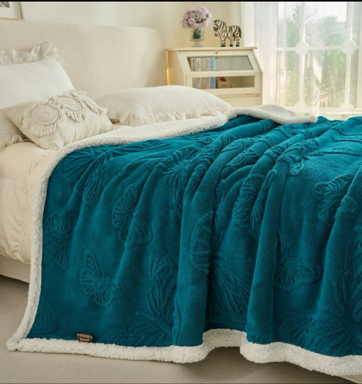 Patura groasa cu blanita,200/230,model cu fluturasi in relief