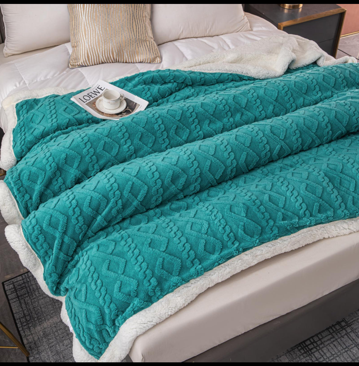 Patura groasa cu blanita,200/230,model cu fluturasi in relief