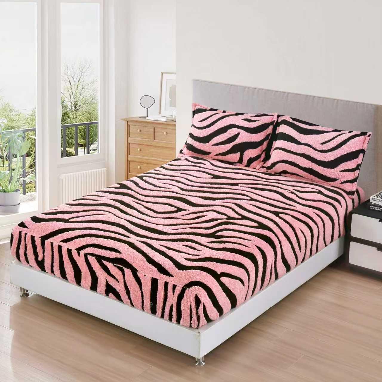 Husa cocolino,model in relief,cu elastic+2 fete de perna,pat dublu