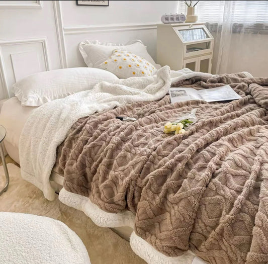 Patura groasa cu blanita 200/230,model impletit in relief