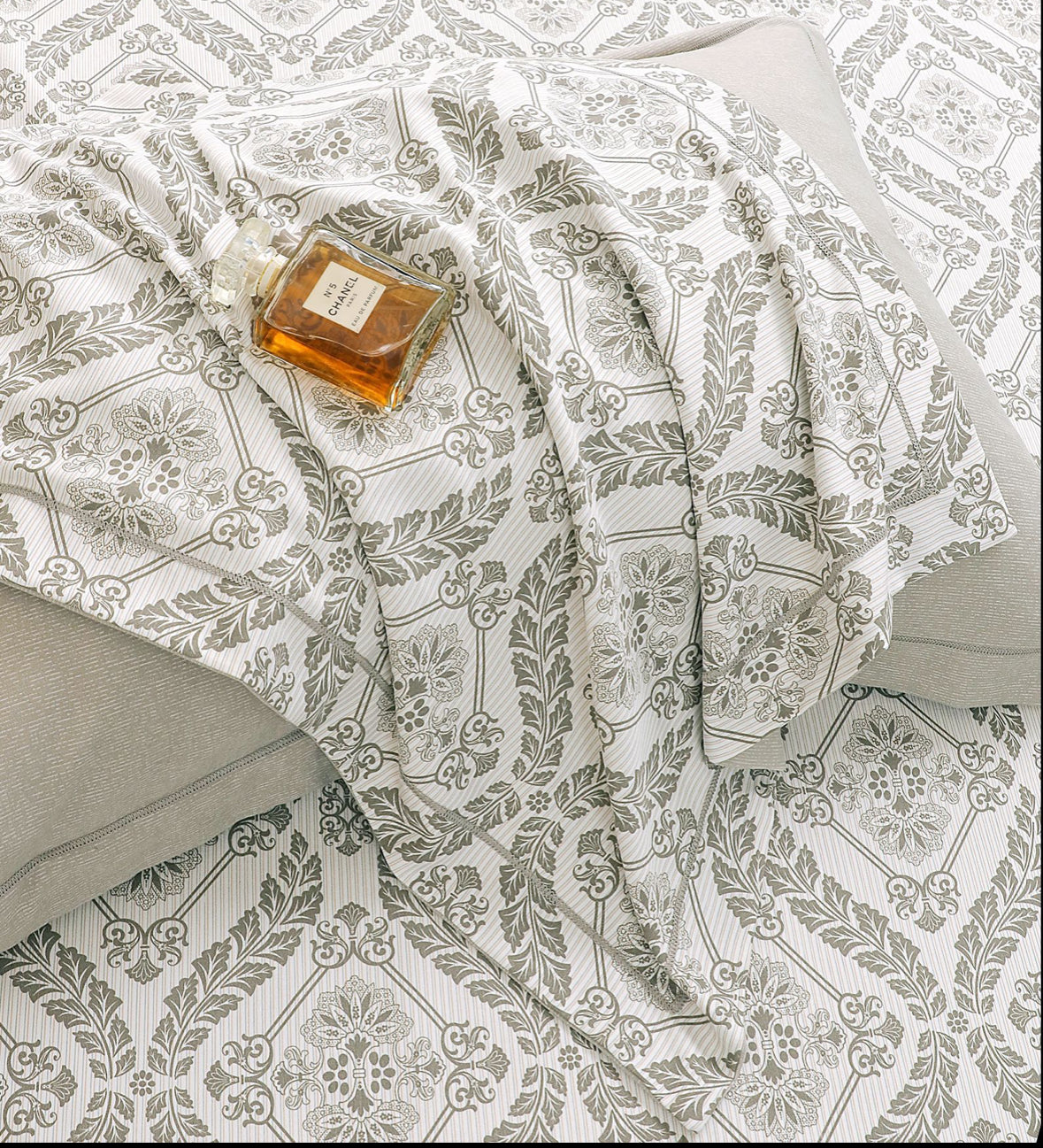 Eleganta atemporala-Set Lenjerie de Pat 6 Piese Moale si Confortabil