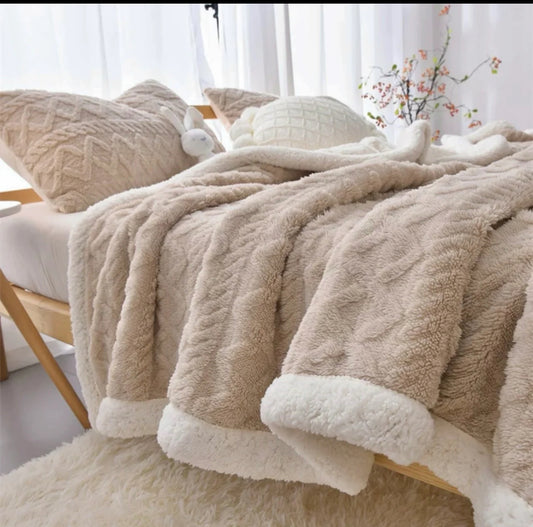 Patura groasa cu blanita 200/230,model impletit in relief