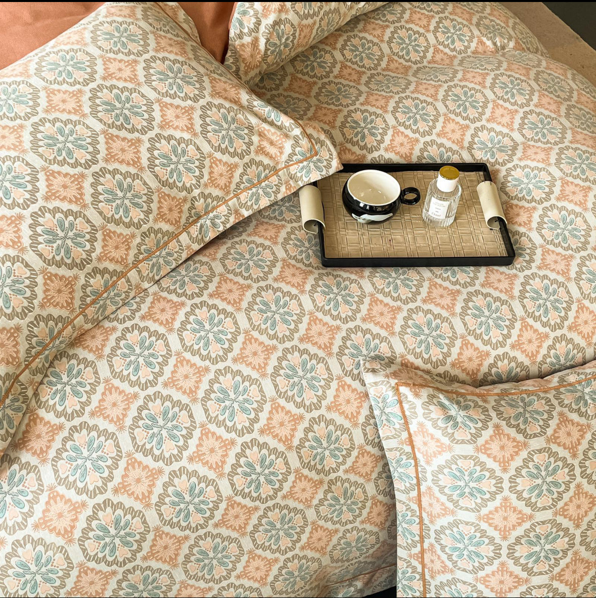 Motiv floral oriental-Set Lenjerie de Pat 6 Piese Moale si Confortabil