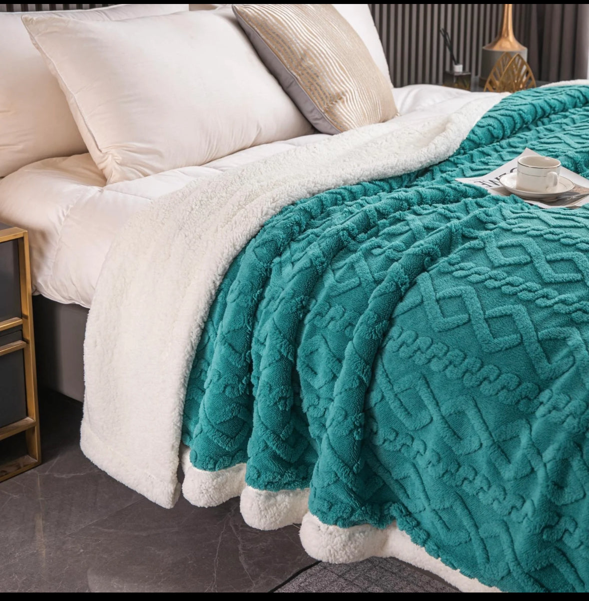 Patura groasa cu blanita,200/230,model cu fluturasi in relief