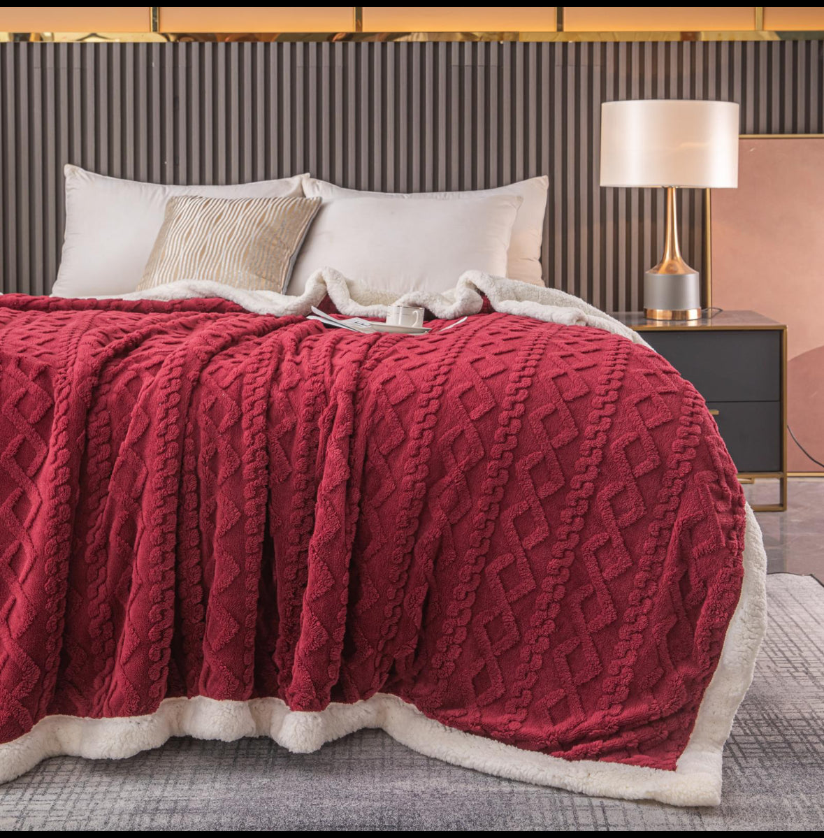 Patura groasa cu blanita,200/230,model cu fluturasi in relief