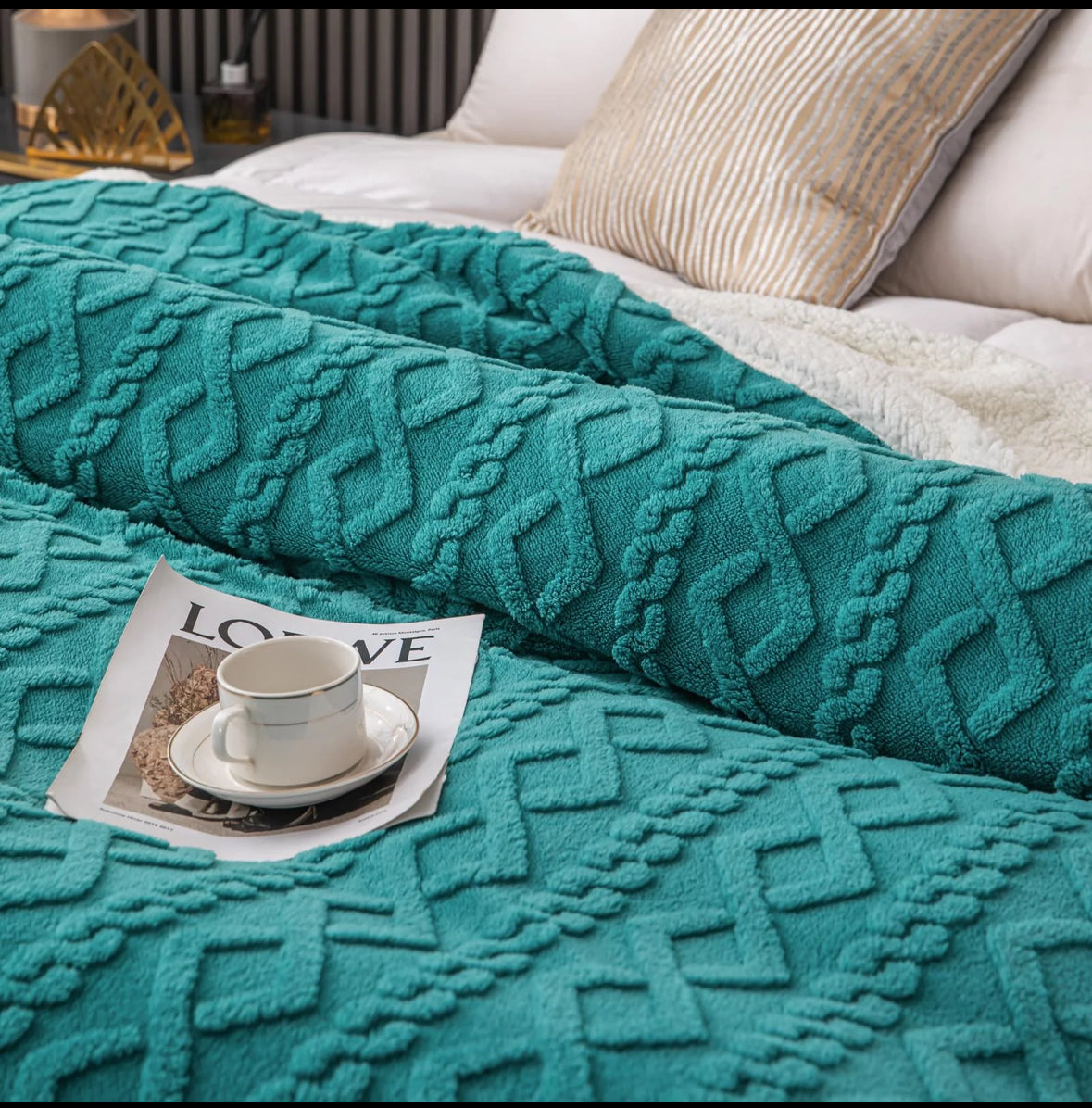 Patura groasa cu blanita,200/230,model cu fluturasi in relief