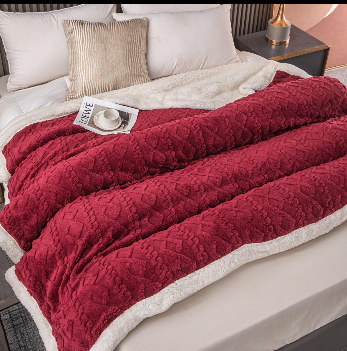 Patura groasa cu blanita,200/230,model cu fluturasi in relief