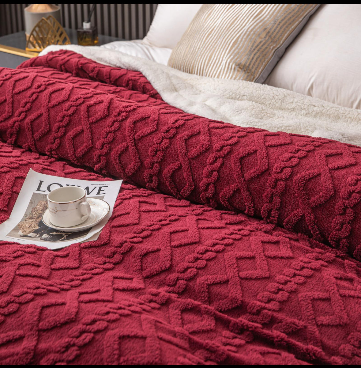 Patura groasa cu blanita,200/230,model cu fluturasi in relief